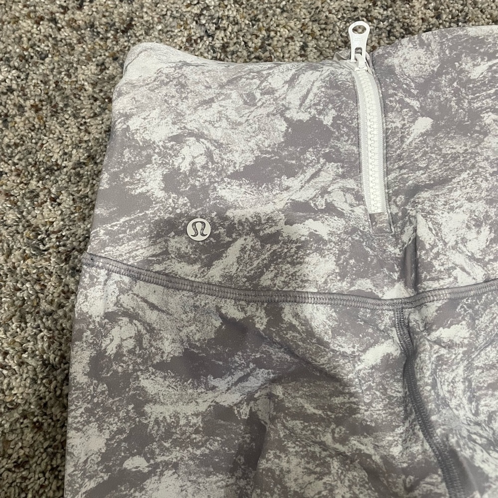 Lulu lemon grey and white leggings size 6